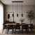 Nowoczesna lampa wisząca z trzema cylindrycznymi kloszami w czarnym matowym wykończeniu to idealne oświetlenie nad stół do jadalni lub salonu. Minimalistyczny design i eleganckie detale podkreślą styl współczesnych wnętrz.