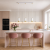 Elegancka lampa wisząca z trzema punktami światła w białym i złotym wykończeniu. Idealna nad wyspę kuchenną lub stół, łączy nowoczesny design z subtelną elegancją. Doskonała do stylowych, kobiecych wnętrz, dodaje lekkości i ciepła.