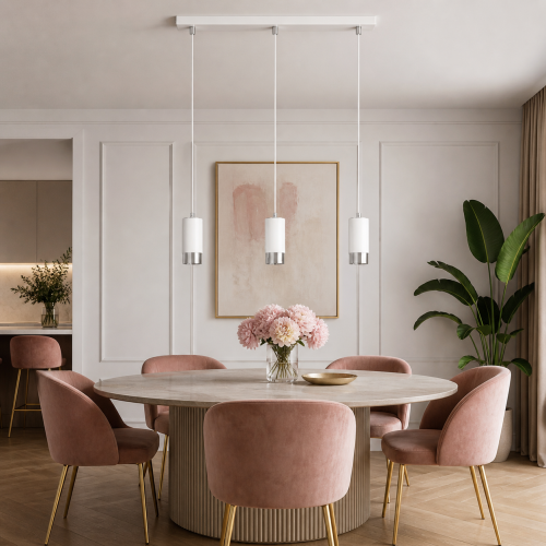 Nowoczesna lampa wisząca z trzema punktami światła w minimalistycznej formie. Biała oprawa z chromowanymi detalami doskonale wpisuje się w eleganckie, kobiece wnętrza jadalni i salonu, zapewniając stylowe oświetlenie i przytulny klimat.