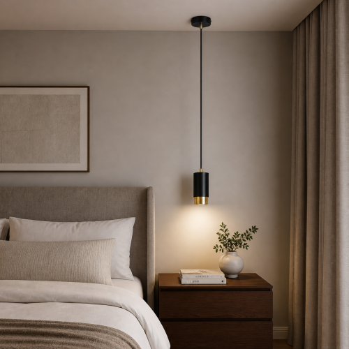 Nowoczesna lampa wisząca w czerni i złocie to idealne oświetlenie do sypialni, salonu lub nad stolik nocny. Minimalistyczny design, wysoka jakość wykonania i eleganckie wykończenie dodają wnętrzu stylu oraz przytulnej atmosfery.