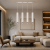 Nowoczesna lampa wisząca z czterema cylindrycznymi kloszami w kolorze białym to idealne oświetlenie do salonu nad stolik kawowy. Minimalistyczny design i eleganckie wykończenie pasują do współczesnych wnętrz, dodając im stylu i funkcjonalności.
