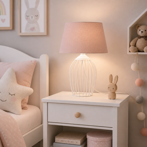 Lampka nocna Velvet Rose to stylowa lampka do pokoju dziecięcego w pudrowym różu. Aksamitny abażur i delikatne światło tworzą przytulny klimat. Idealna jako lampka nocna dla dzieci i dekoracja wnętrza.
