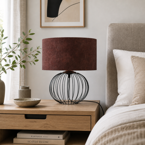 NESTLIGHT to designerska lampa stołowa z ażurową, metalową podstawą i eleganckim abażurem. Idealna jako lampa nocna do sypialni lub salonu. Zapewnia przytulne światło i podkreśla styl nowoczesny oraz loftowy