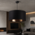 Nowoczesna lampa wisząca z czarnym abażurem i miedzianym wnętrzem to eleganckie oświetlenie do salonu, jadalni lub sypialni. Minimalistyczny design, ciepłe światło i loftowy styl podkreślają wyjątkowy charakter nowoczesnych wnętrz.