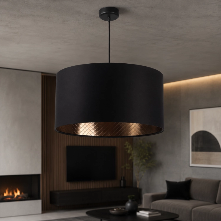 Nowoczesna lampa wisząca z czarnym abażurem i miedzianym wnętrzem to eleganckie oświetlenie do salonu, jadalni lub sypialni. Minimalistyczny design, ciepłe światło i loftowy styl podkreślają wyjątkowy charakter nowoczesnych wnętrz.
