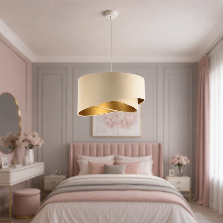 Lampa wisząca glamour z welurowym abażurem w kolorze ecru i złotym wnętrzem. Designerska forma, eleganckie wykończenie i długi przewód idealnie podkreślą styl sypialni, salonu lub jadalni w aranżacjach modern classic i glamour.
