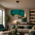 Nowoczesna lampa wisząca z welurowym abażurem w kolorze butelkowej zieleni. Designerski, skręcany kształt nadaje wnętrzu elegancji i wyjątkowego charakteru. Idealna do salonu, sypialni i jadalni w stylu glamour oraz modern.