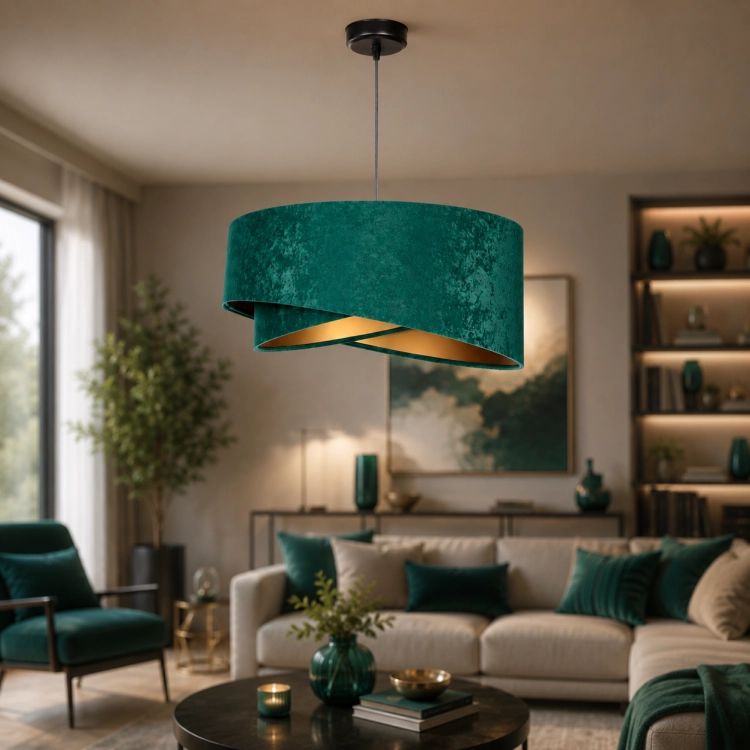 Nowoczesna lampa wisząca z welurowym abażurem w kolorze butelkowej zieleni. Designerski, skręcany kształt nadaje wnętrzu elegancji i wyjątkowego charakteru. Idealna do salonu, sypialni i jadalni w stylu glamour oraz modern.