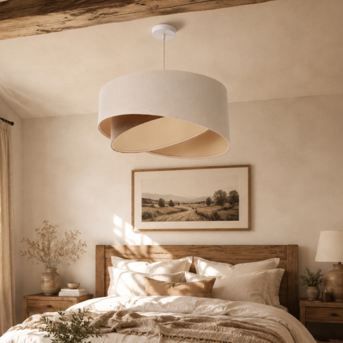 Lampa wisząca NAMI to designerska lampa sufitowa w stylu boho i japandi. Asymetryczny lniany abażur w beżowym kolorze subtelnie rozprasza światło, tworząc przytulną atmosferę w salonie, sypialni lub jadalni.