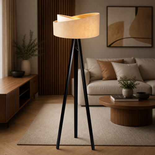 Nowoczesna lampa podłogowa trójnóg z designerskim abażurem w kolorze beżowym. Dostępna w kilku wariantach podstawy: drewno naturalne, biały, czarny i szary. Idealna do salonu, sypialni i nowoczesnych wnętrz w stylu loft oraz skandynawskim.