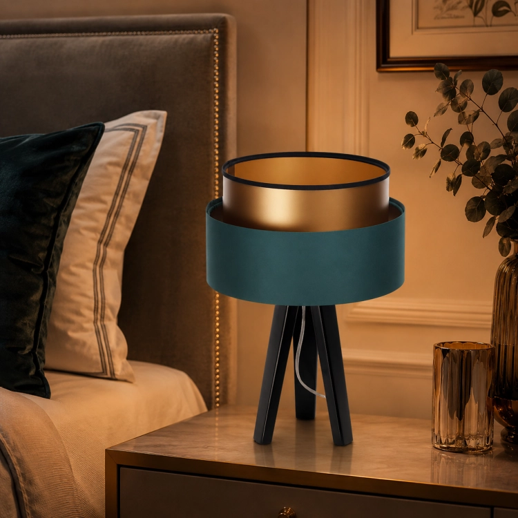 Elegancka lampka nocna na trójnogu z zielonym abażurem i miedzianym wnętrzem. Designerska forma, przytulne światło i nowoczesny styl sprawiają, że idealnie pasuje do sypialni, salonu lub stylowego wnętrza glamour i modern classic.