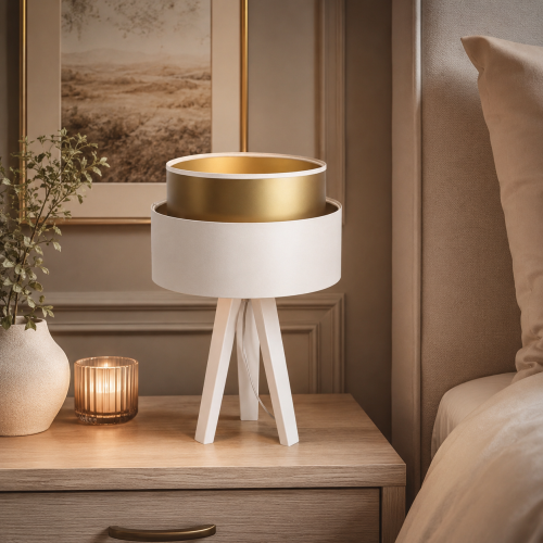 DOUBLE WHITE to elegancka lampka stołowa w stylu modern organic. Połączenie białego abażuru, złotego wnętrza i drewnianej podstawy tworzy przytulne, luksusowe oświetlenie idealne do salonu, sypialni i nowoczesnych wnętrz.