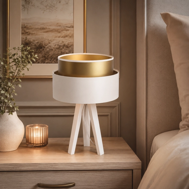DOUBLE WHITE to elegancka lampka stołowa w stylu modern organic. Połączenie białego abażuru, złotego wnętrza i drewnianej podstawy tworzy przytulne, luksusowe oświetlenie idealne do salonu, sypialni i nowoczesnych wnętrz.