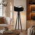 Lampa podłogowa ECLIPSE to nowoczesne oświetlenie do salonu, sypialni i biura. Designerski asymetryczny abażur, welurowe wykończenie oraz stabilna podstawa typu trójnóg sprawiają, że idealnie wpisuje się w styl loftowy i skandynawski.