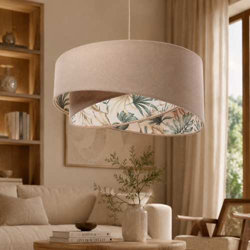 MONSTERA TWIST to designerska lampa wisząca premium z asymetrycznym abażurem i dekoracyjnym motywem monstery. Idealna do wnętrz modern organic, salonu, sypialni i jadalni. Tworzy ciepły, elegancki klimat i efekt luksusowego wnętrza.