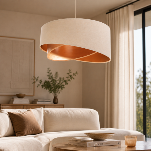 Halo Beige to designerska lampa wisząca z lnianym abażurem w stylu modern organic. Beżowa kolorystyka, asymetryczna forma i ciepłe światło tworzą przytulny klimat we wnętrzu. Idealna do salonu, jadalni i sypialni premium.