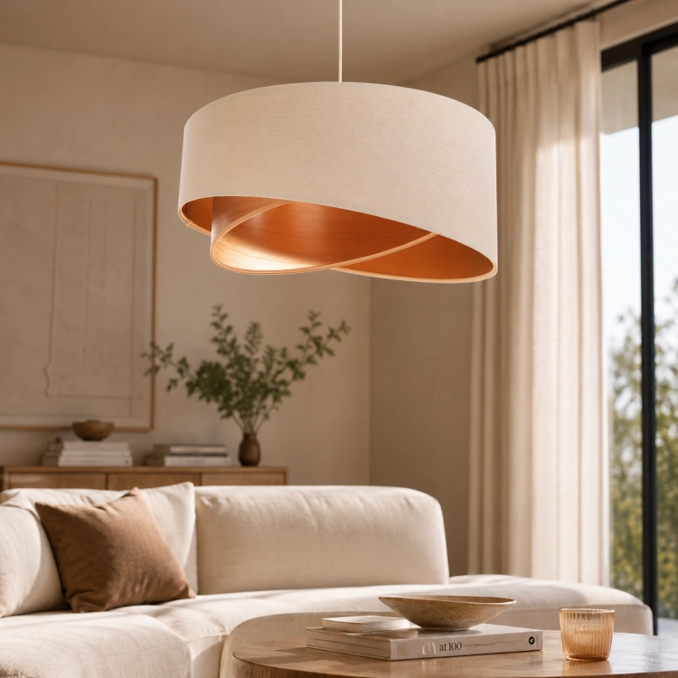 Halo Beige to designerska lampa wisząca z lnianym abażurem w stylu modern organic. Beżowa kolorystyka, asymetryczna forma i ciepłe światło tworzą przytulny klimat we wnętrzu. Idealna do salonu, jadalni i sypialni premium.