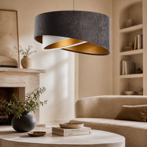 Lampa wisząca LUNAR to nowoczesna lampa welurowa z designerskim, asymetrycznym abażurem. Dostępna w 5 kolorach oraz z możliwością wyboru wnętrza abażura: białego, srebrnego lub złotego. Idealna do salonu, sypialni i jadalni.