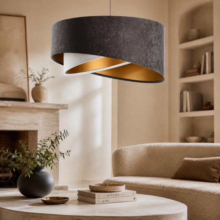 Lampa wisząca LUNAR to nowoczesna lampa welurowa z designerskim, asymetrycznym abażurem. Dostępna w 5 kolorach oraz z możliwością wyboru wnętrza abażura: białego, srebrnego lub złotego. Idealna do salonu, sypialni i jadalni.