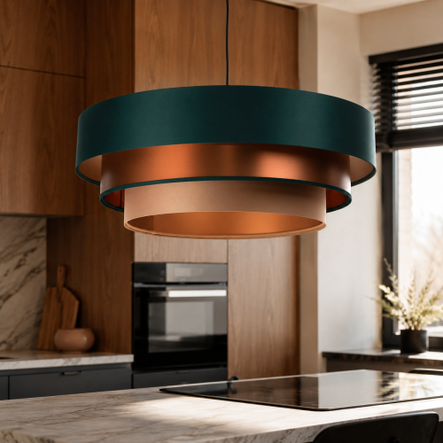 Lampa wisząca AURELLO 60 cm to designerskie oświetlenie premium do nowoczesnych wnętrz. Welurowy abażur w eleganckim wykończeniu doskonale sprawdzi się jako lampa nad stół, do salonu, kuchni lub jadalni.