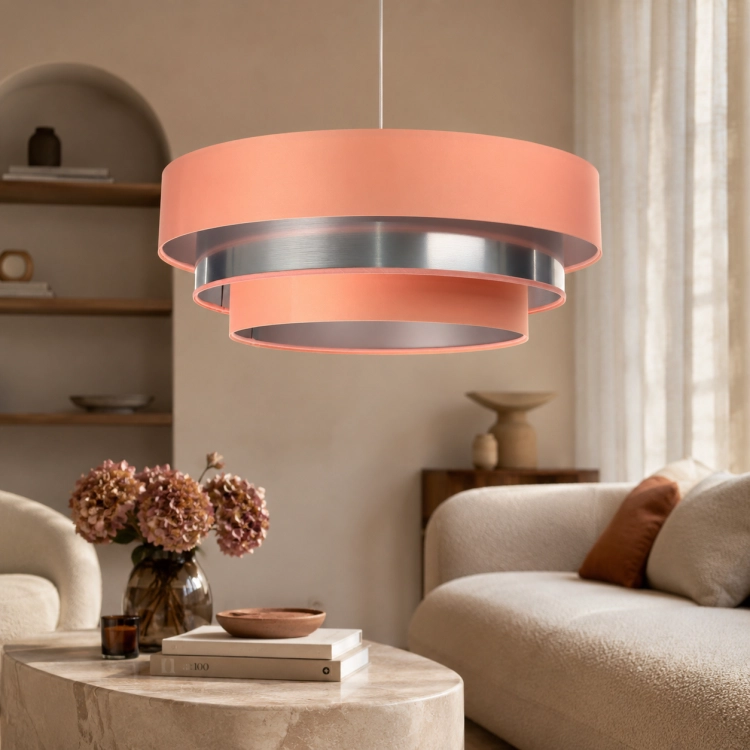 Lampa wisząca AURELLO to nowoczesne i designerskie oświetlenie do salonu, jadalni i sypialni. Elegancki abażur z satyny, modne kolory oraz styl modern sprawiają, że lampa stanowi wyjątkową dekorację każdego wnętrza.