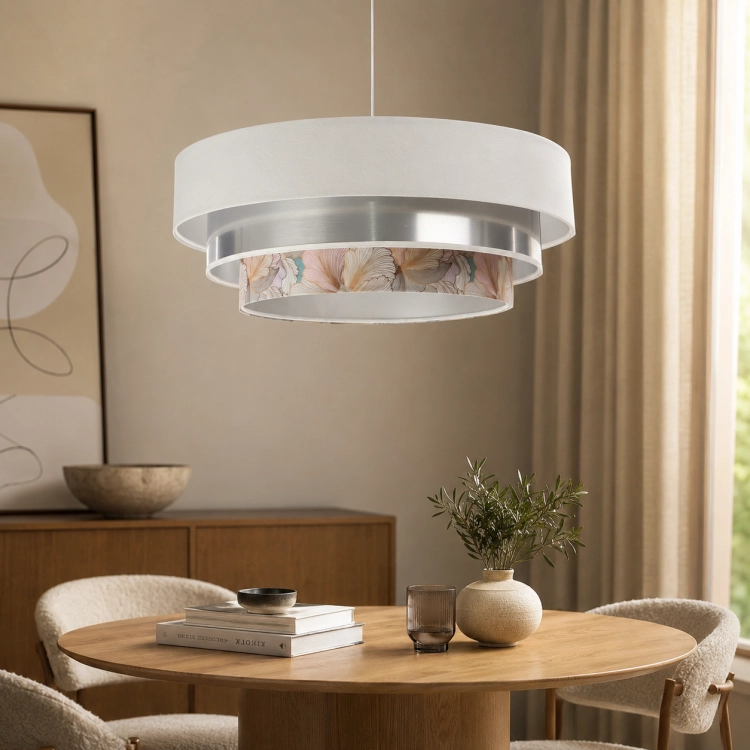 AURELLO to designerska lampa wisząca premium z satynowym abażurem o średnicy 60 cm. Idealna do salonu, jadalni i nowoczesnych wnętrz w stylu modern organic oraz contemporary luxury. Eleganckie oświetlenie z klimatycznym światłem LED.