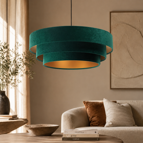 Nowoczesna lampa wisząca w kolorze butelkowej zieleni z eleganckim, welurowym abażurem. Designerskie, wielopoziomowe klosze nadają wnętrzu luksusowy charakter i zapewniają przytulne oświetlenie salonu, jadalni lub sypialni.
