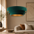 Nowoczesna lampa wisząca w kolorze butelkowej zieleni z eleganckim, welurowym abażurem. Designerskie, wielopoziomowe klosze nadają wnętrzu luksusowy charakter i zapewniają przytulne oświetlenie salonu, jadalni lub sypialni.