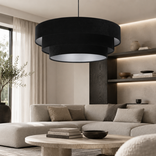 Nowoczesna lampa wisząca z trzema czarnymi abażurami o minimalistycznym designie. Eleganckie wykończenie i geometryczna forma doskonale pasują do salonu, jadalni oraz nowoczesnych wnętrz loftowych i industrialnych.