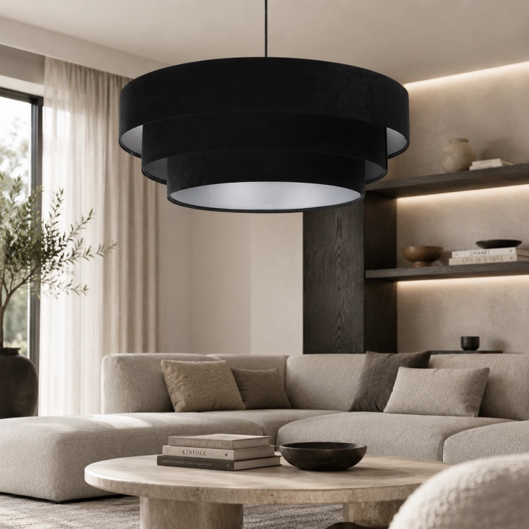 Nowoczesna lampa wisząca z trzema czarnymi abażurami o minimalistycznym designie. Eleganckie wykończenie i geometryczna forma doskonale pasują do salonu, jadalni oraz nowoczesnych wnętrz loftowych i industrialnych.