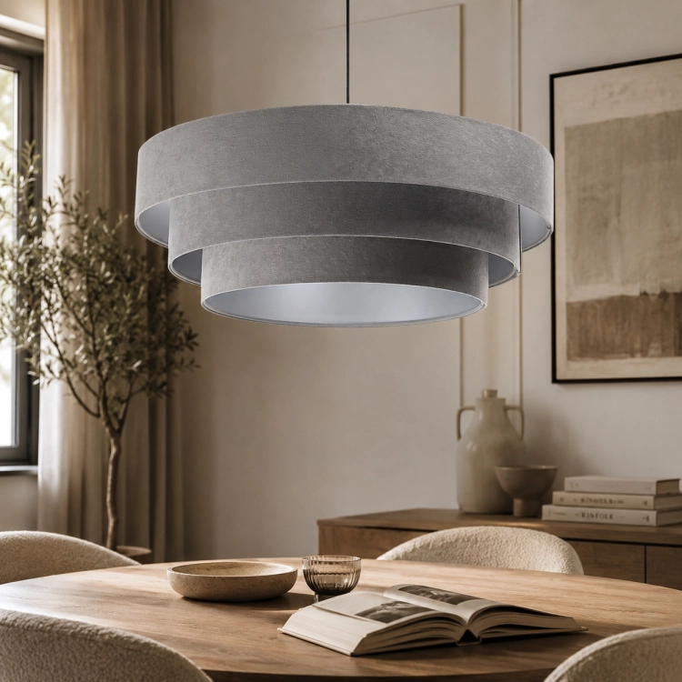 Nowoczesna lampa wisząca z trzypoziomowym abażurem w odcieniu szarego weluru. Designerskie oświetlenie do salonu, jadalni i sypialni, łączące elegancki styl z przytulnym światłem. Idealna do wnętrz loftowych, nowoczesnych i glamour.