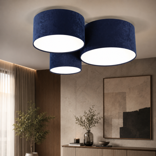 Nowoczesna plafoniera sufitowa z trzema abażurami w granatowym welurze to eleganckie oświetlenie do salonu, sypialni i hotelowych wnętrz. Styl glamour, złote, białe lub srebrne wnętrze abażurów oraz designerska forma podkreślają wyjątkowy charakter lampy.