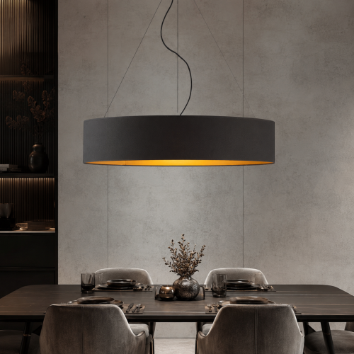 Luksusowa lampa wisząca 100 cm w nowoczesnym stylu premium. Czarny abażur z eleganckim złotym wnętrzem doskonale podkreśla charakter salonu, jadalni lub loftowego wnętrza. Designerskie oświetlenie LED do nowoczesnych aranżacji.