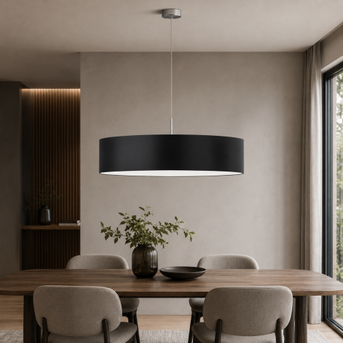 Nowoczesna lampa wisząca o średnicy 60 cm w eleganckim czarnym wykończeniu. Minimalistyczny abażur doskonale podkreśla styl nowoczesnych, loftowych i premium wnętrz. Idealna nad stół do jadalni, salonu lub kuchni.