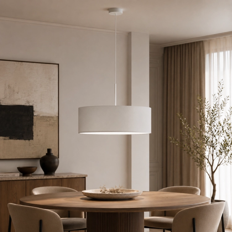 Nowoczesna lampa wisząca o średnicy 50 cm z minimalistycznym abażurem w jasnym kolorze. Idealna do salonu, jadalni i sypialni. Elegancki design, miękkie światło i ponadczasowa forma doskonale podkreślają styl nowoczesnych wnętrz premium.
