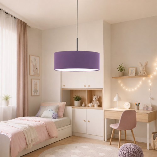 Nowoczesna lampa wisząca dziecięca 50 cm w kolorze fioletowym to stylowy dodatek do pokoju dziecka. Minimalistyczny abażur, miękkie światło i elegancki design idealnie podkreślają nowoczesne aranżacje wnętrz premium.