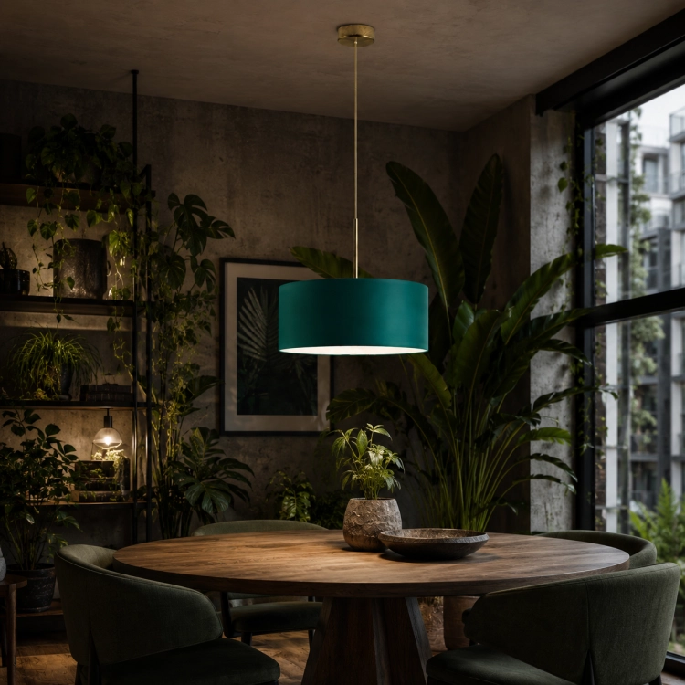 Lampa wisząca OLIVIA fi 40 cm to eleganckie oświetlenie premium do salonu, jadalni i sypialni. Dostępna w 20 kolorach abażura, z możliwością personalizacji liczby źródeł światła od 1 do 5 oraz opcjonalnym denkiem rozpraszającym światło.