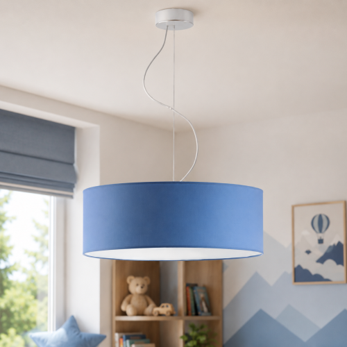 Nowoczesna lampa wisząca do pokoju chłopca w modnym niebieskim kolorze. Designerski abażur i minimalistyczna forma doskonale dopełniają przytulne wnętrza dziecięce. Idealna nad łóżko, biurko lub do nowoczesnego pokoju młodzieżowego.