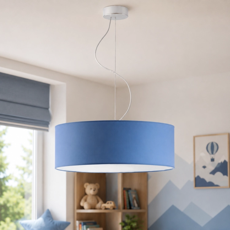 Nowoczesna lampa wisząca do pokoju chłopca w modnym niebieskim kolorze. Designerski abażur i minimalistyczna forma doskonale dopełniają przytulne wnętrza dziecięce. Idealna nad łóżko, biurko lub do nowoczesnego pokoju młodzieżowego.