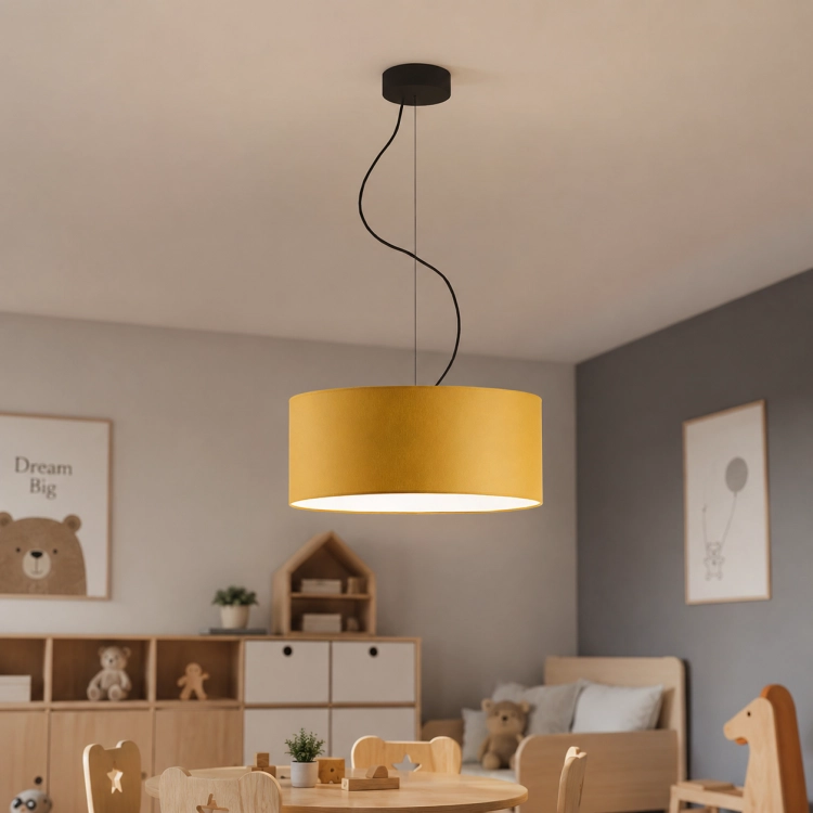 Nowoczesna lampa wisząca dziecięca o średnicy 40 cm z musztardowym abażurem i czarnym przewodem dekoracyjnym. Idealna do pokoju dziecka, wnętrz skandynawskich i premium. Stylowe oświetlenie sufitowe łączące elegancję, funkcjonalność i ciepły klimat.