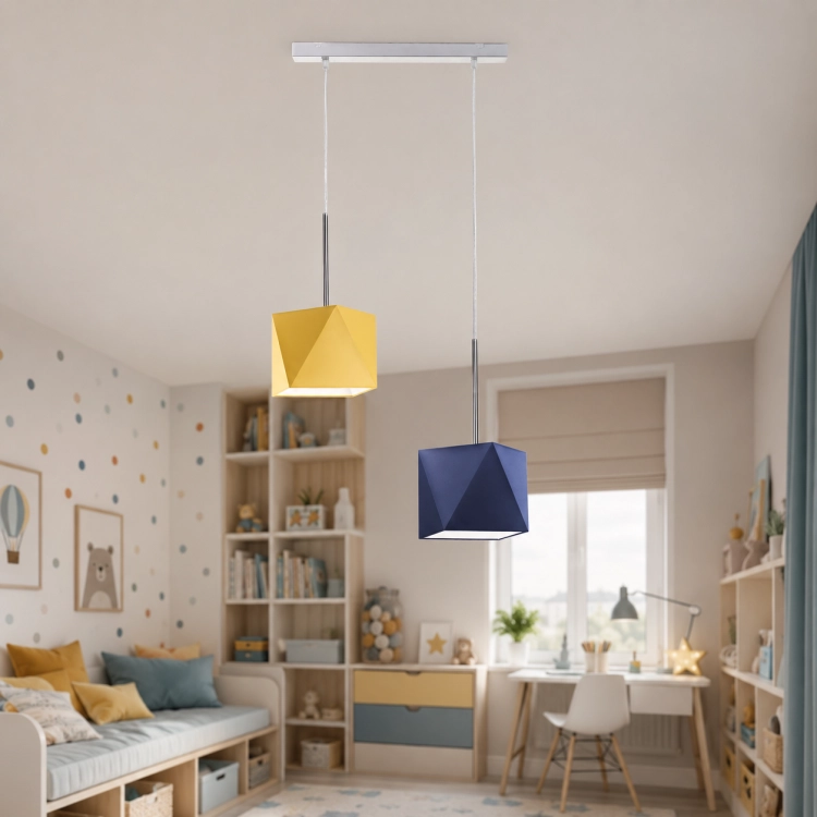 Nowoczesna lampa wisząca do pokoju dziecięcego z geometrycznymi abażurami w kolorze żółtym i granatowym. Designerskie oświetlenie sufitowe łączy funkcjonalność z modnym stylem, tworząc przytulną atmosferę do nauki, zabawy i odpoczynku.