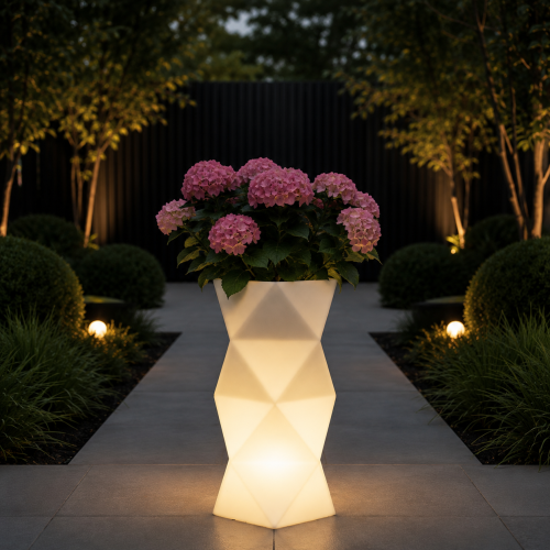 Nowoczesna podświetlana donica geometryczna LED do ogrodu i tarasu. Designerska forma 3D przyciąga wzrok, tworząc elegancki klimat w nowoczesnych aranżacjach. Idealna na kwiaty ogrodowe, dekoracje patio, wejścia i strefy relaksu.