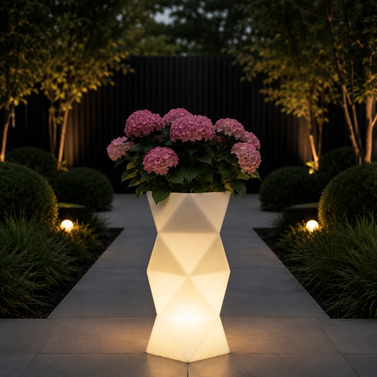 Nowoczesna podświetlana donica geometryczna LED do ogrodu i tarasu. Designerska forma 3D przyciąga wzrok, tworząc elegancki klimat w nowoczesnych aranżacjach. Idealna na kwiaty ogrodowe, dekoracje patio, wejścia i strefy relaksu.