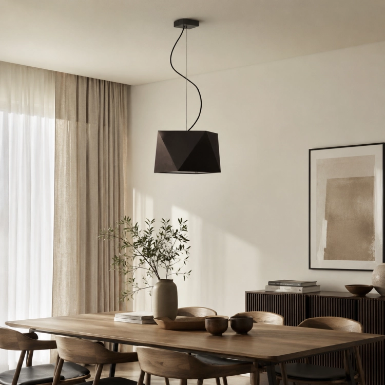 Nowoczesna lampa wisząca o geometrycznym abażurze i designerskim przewodzie dekoracyjnym. Idealna do jadalni, salonu i loftowych wnętrz. Minimalistyczny design, naturalne światło i eleganckie wykończenie tworzą wyjątkowy klimat aranżacji.