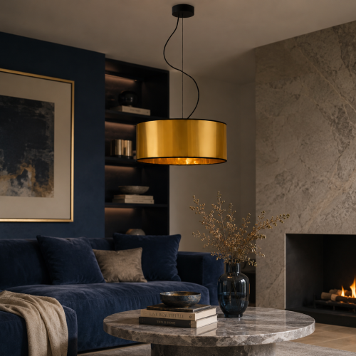 Elegancka lampa wisząca w kolorze złotym z nowoczesnym cylindrycznym abażurem i dekoracyjnym przewodem. Idealna do salonu, jadalni i apartamentów premium. Styl modern luxury doskonale podkreśla wnętrza glamour, soft loft i contemporary.