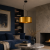 Elegancka lampa wisząca w kolorze złotym z nowoczesnym cylindrycznym abażurem i dekoracyjnym przewodem. Idealna do salonu, jadalni i apartamentów premium. Styl modern luxury doskonale podkreśla wnętrza glamour, soft loft i contemporary.
