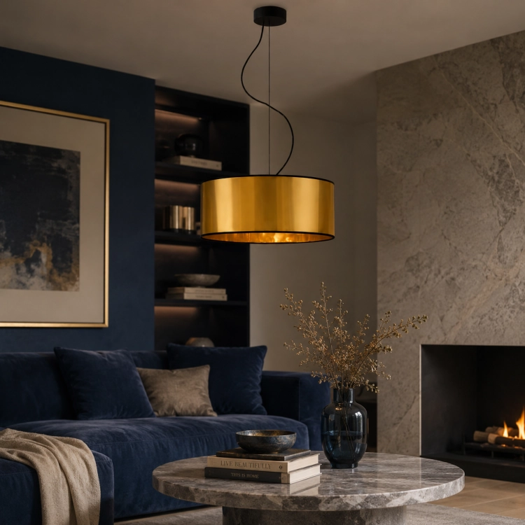 Elegancka lampa wisząca w kolorze złotym z nowoczesnym cylindrycznym abażurem i dekoracyjnym przewodem. Idealna do salonu, jadalni i apartamentów premium. Styl modern luxury doskonale podkreśla wnętrza glamour, soft loft i contemporary.