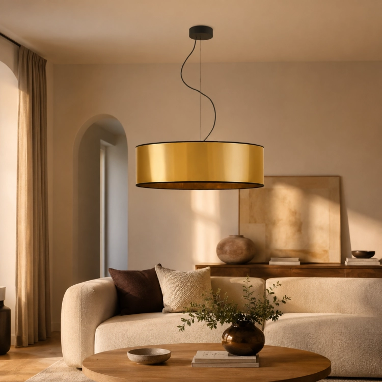 Elegancka lampa wisząca 60 cm w kolorze miedziano-złotym to idealne połączenie nowoczesnego designu i luksusowego wykończenia. Metalowy abażur pięknie odbija światło, tworząc przytulny klimat w salonie, jadalni lub sypialni.