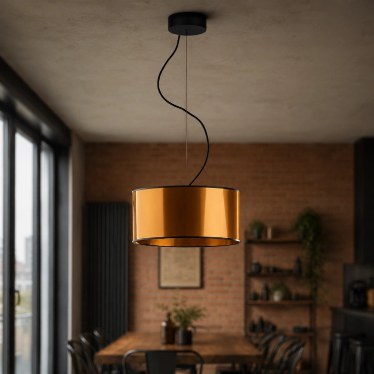 Nowoczesna lampa wisząca w stylu loft z miedzianym abażurem o średnicy 30 cm. Designerska forma i eleganckie wykończenie idealnie podkreślają charakter industrialnej jadalni, salonu lub kuchni. Stylowe oświetlenie do nowoczesnych wnętrz.