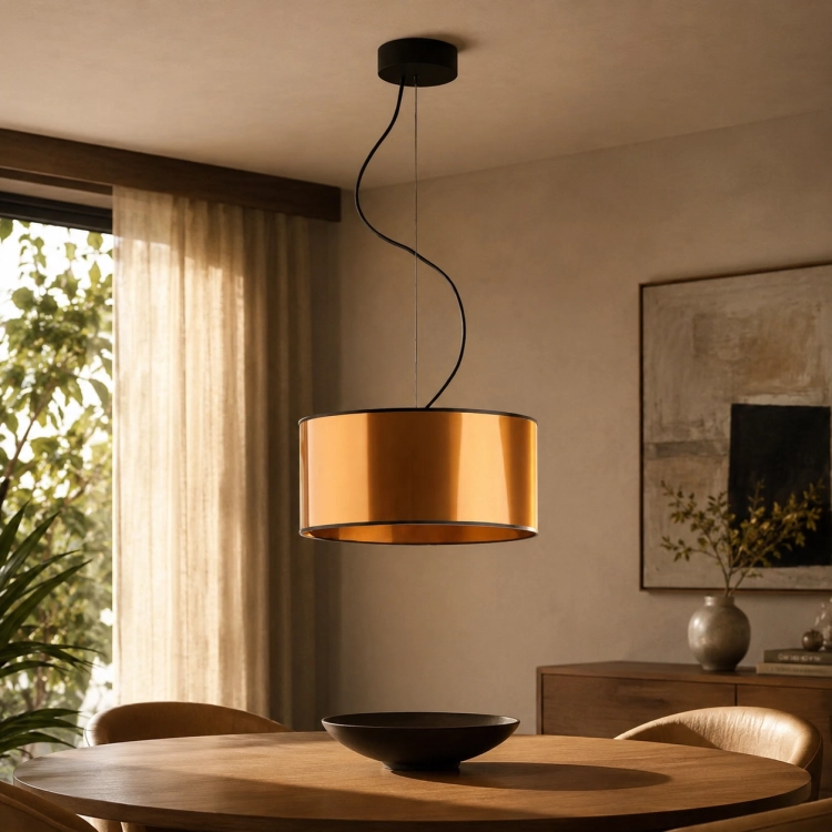 Nowoczesna lampa wisząca w stylu loft z miedzianym abażurem o średnicy 30 cm. Designerska forma i eleganckie wykończenie idealnie podkreślają charakter industrialnej jadalni, salonu lub kuchni. Stylowe oświetlenie do nowoczesnych wnętrz.